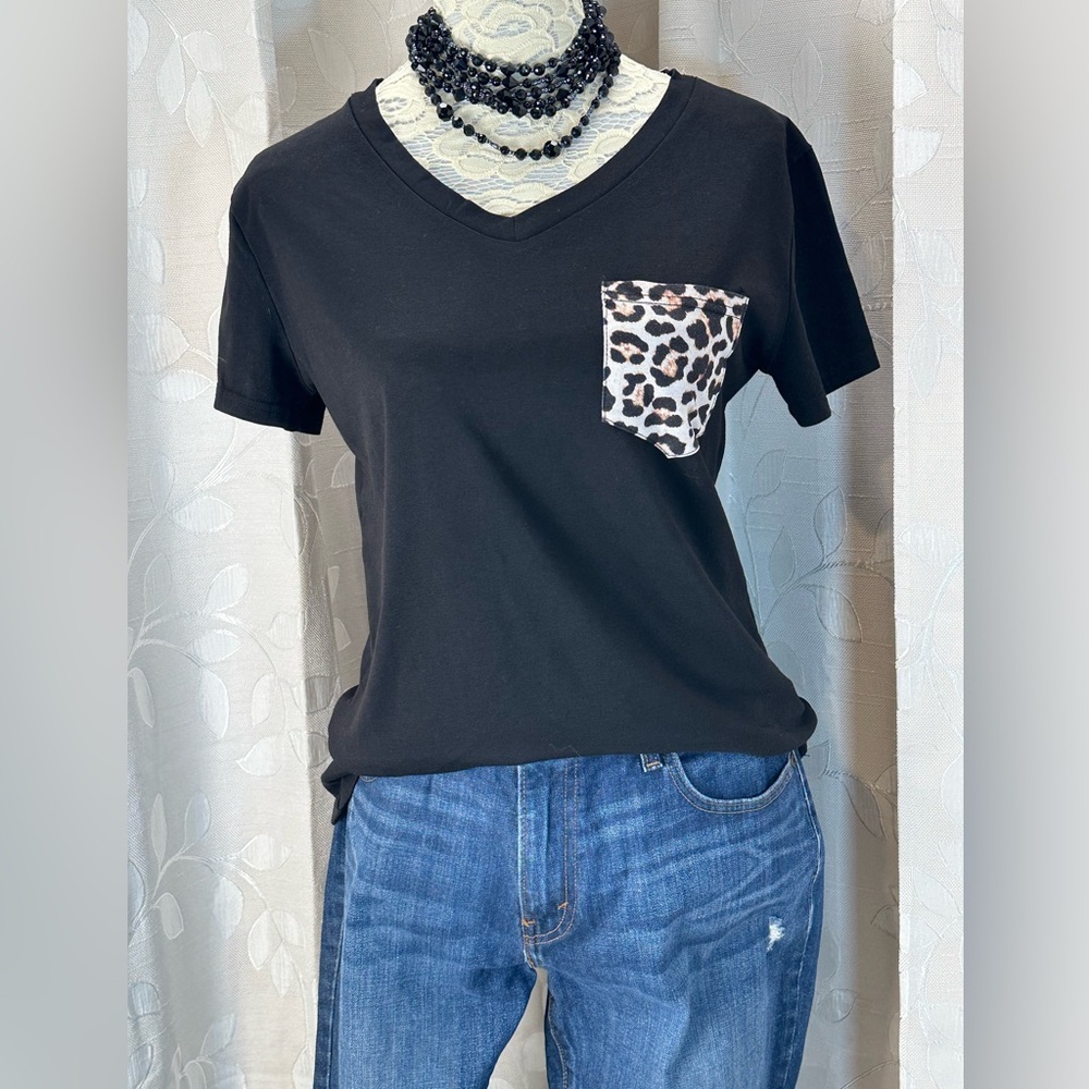 Clarisbelle Black Leopard Print Pocket‎ Tee Distressed Back V-Neck streetwear